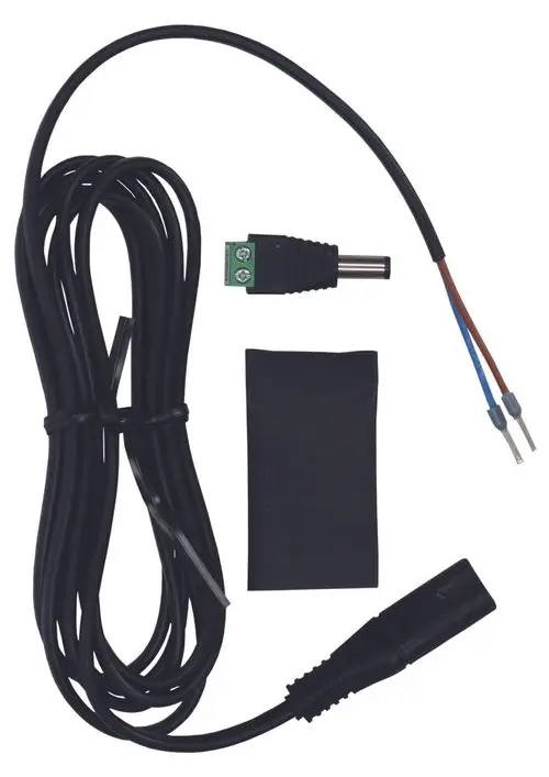 Judo Elektrodenanschluss mit zwei Kabelenden, einem geeigneten Stecker und einer isolierenden Abdeckung, bereit für die Verbindung mit einem Gerät.